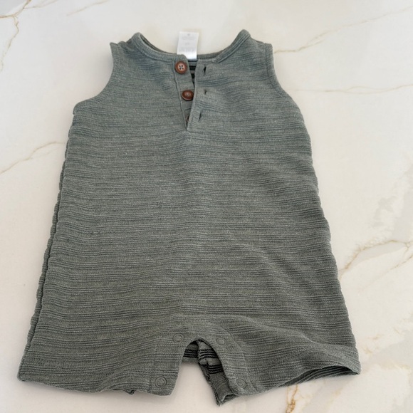 Carter onesie 6 months (just the green) - Picture 2 of 4